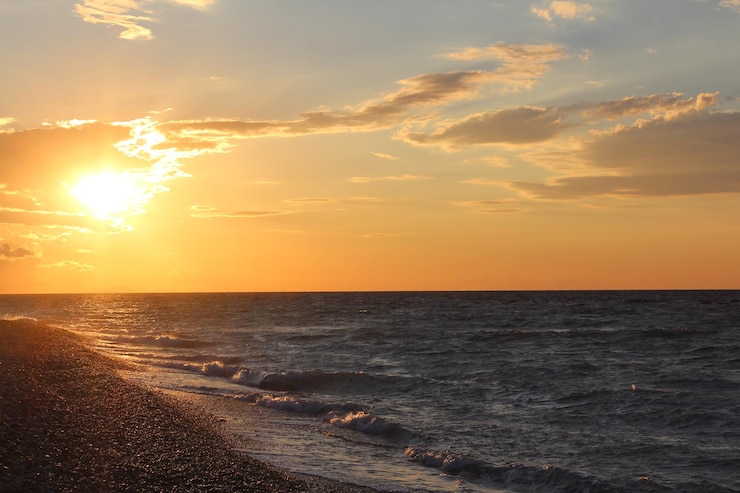 Foto schöner blick auf das meer gegen den himmel beim sonnenuntergang