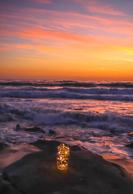 Foto schöner blick auf das meer gegen den himmel beim sonnenuntergang