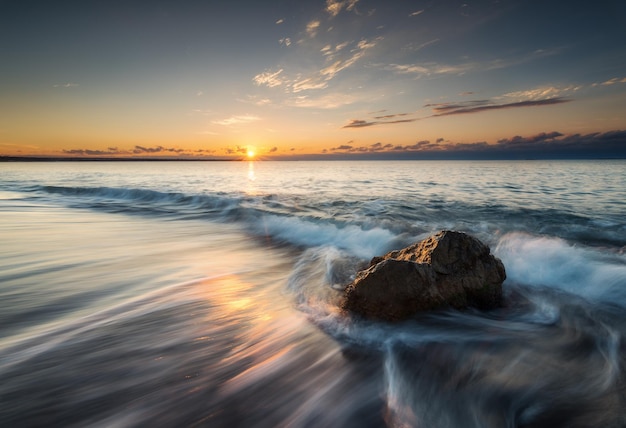 Schöner Blick auf das Meer gegen den Himmel beim Sonnenuntergang