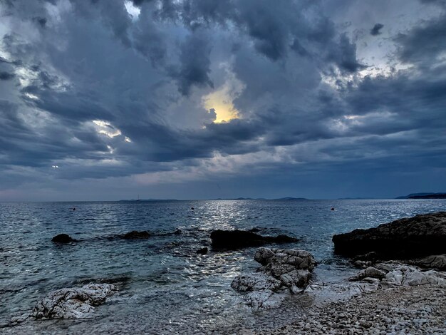 Foto schöner blick auf das meer gegen den himmel beim sonnenuntergang