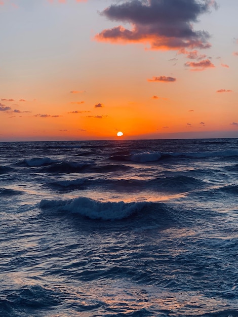Schöner Blick auf das Meer gegen den Himmel beim Sonnenuntergang