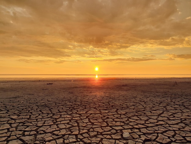Schöner Blick auf das Meer gegen den Himmel beim Sonnenuntergang