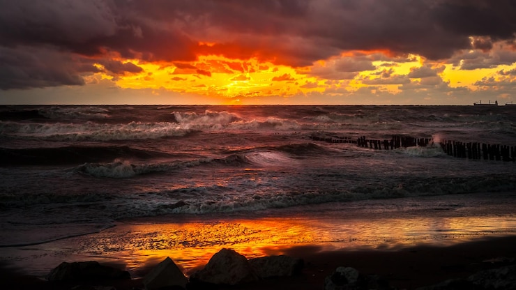 Foto schöner blick auf das meer gegen den himmel beim sonnenuntergang