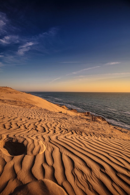 Schöner Blick auf das Meer gegen den Himmel beim Sonnenuntergang