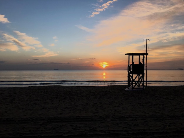Schöner Blick auf das Meer gegen den Himmel beim Sonnenuntergang
