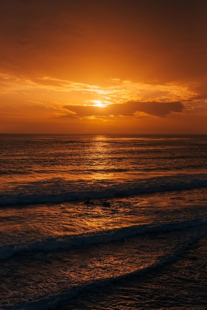 Schöner Blick auf das Meer gegen den Himmel beim Sonnenuntergang