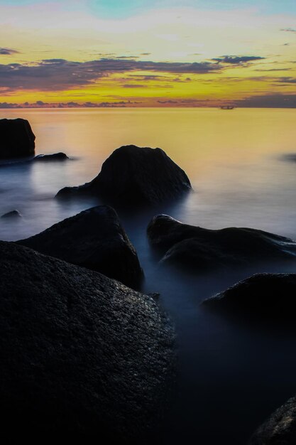 Foto schöner blick auf das meer gegen den himmel beim sonnenuntergang