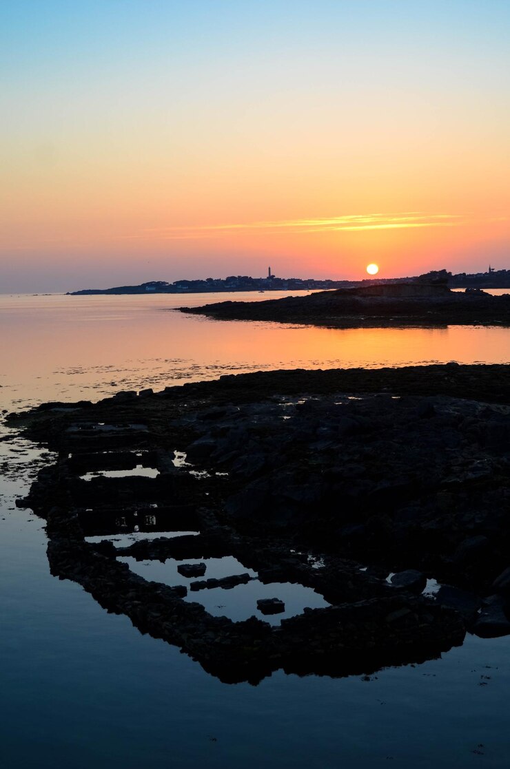 Foto schöner blick auf das meer gegen den himmel beim sonnenuntergang