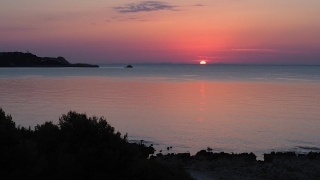 Schöner Blick auf das Meer gegen den Himmel beim Sonnenuntergang
