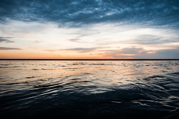 Foto schöner blick auf das meer gegen den himmel beim sonnenuntergang