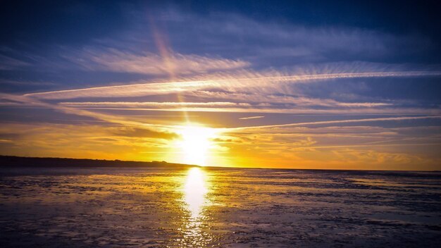 Foto schöner blick auf das meer gegen den himmel beim sonnenuntergang