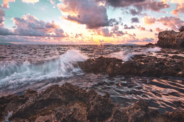 Foto schöner blick auf das meer gegen den himmel beim sonnenuntergang