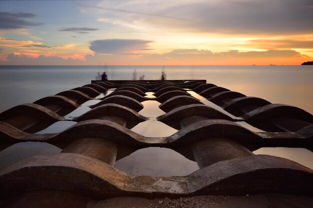 Foto schöner blick auf das meer gegen den himmel beim sonnenuntergang