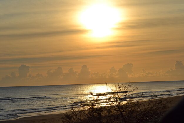 Foto schöner blick auf das meer gegen den himmel beim sonnenuntergang