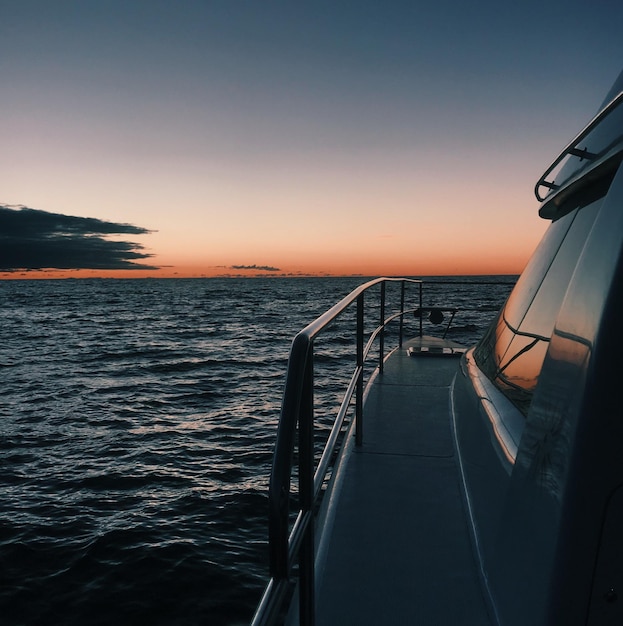 Foto schöner blick auf das meer gegen den himmel beim sonnenuntergang