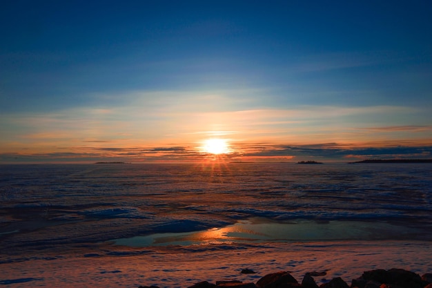 Schöner Blick auf das Meer gegen den Himmel beim Sonnenuntergang