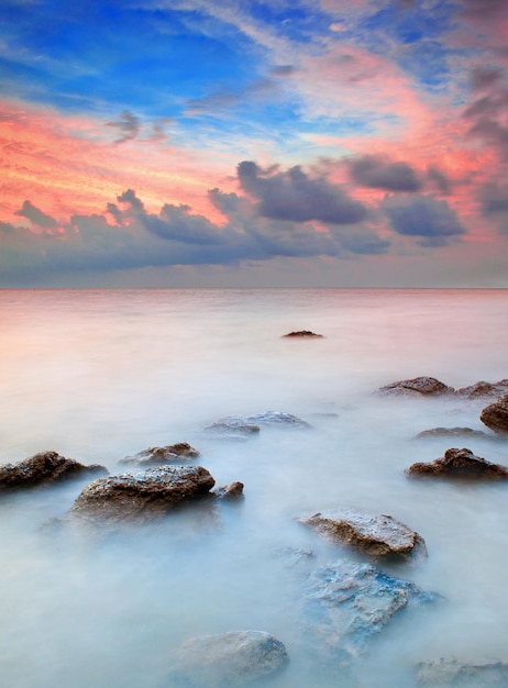 Foto schöner blick auf das meer gegen den himmel beim sonnenuntergang