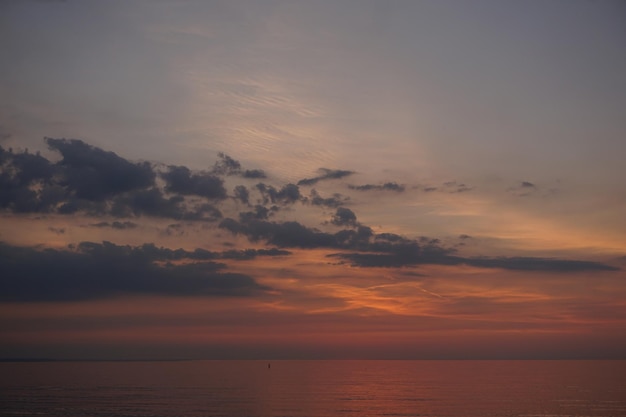 Foto schöner blick auf das meer gegen den himmel beim sonnenuntergang