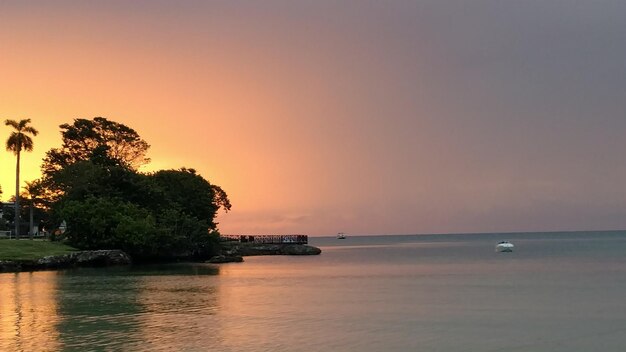 Schöner Blick auf das Meer gegen den Himmel beim Sonnenuntergang