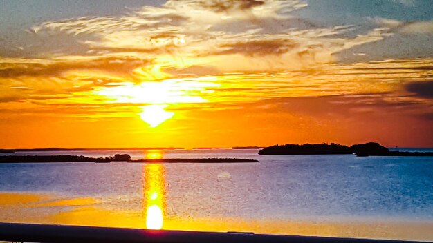 Foto schöner blick auf das meer gegen den himmel beim sonnenuntergang