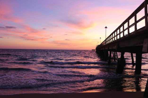 Foto schöner blick auf das meer gegen den himmel beim sonnenuntergang