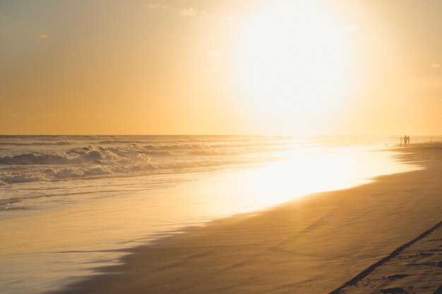 Foto schöner blick auf das meer gegen den himmel beim sonnenuntergang