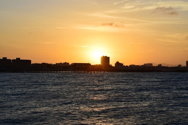 Schöner Blick auf das Meer gegen den Himmel beim Sonnenuntergang