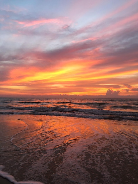 Schöner Blick auf das Meer gegen den Himmel beim Sonnenuntergang