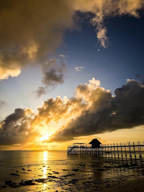 Schöner Blick auf das Meer gegen den Himmel beim Sonnenuntergang