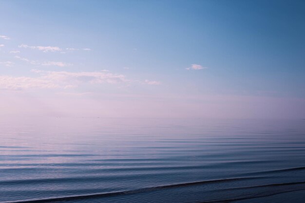 Foto schöner blick auf das meer gegen den himmel beim sonnenuntergang