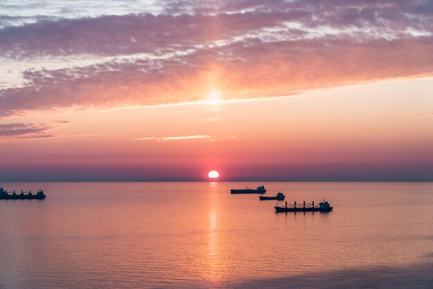 Foto schöner blick auf das meer gegen den himmel beim sonnenuntergang