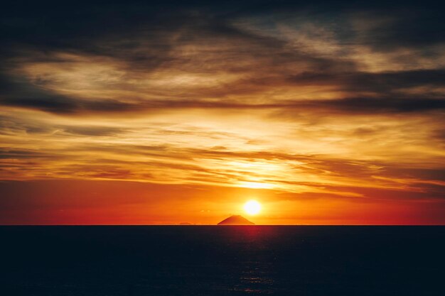 Schöner Blick auf das Meer gegen den Himmel beim Sonnenuntergang