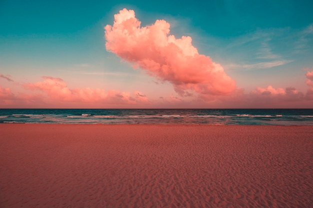Schöner Blick auf das Meer gegen den Himmel beim Sonnenuntergang