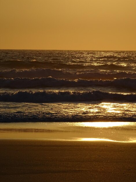 Foto schöner blick auf das meer gegen den himmel beim sonnenuntergang