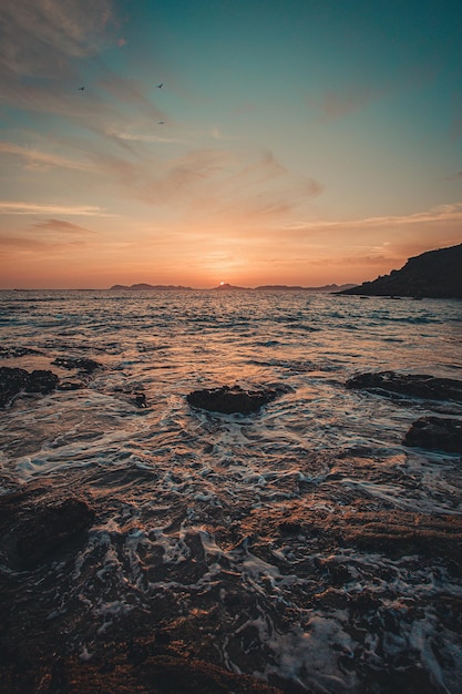 Schöner Blick auf das Meer gegen den Himmel beim Sonnenuntergang