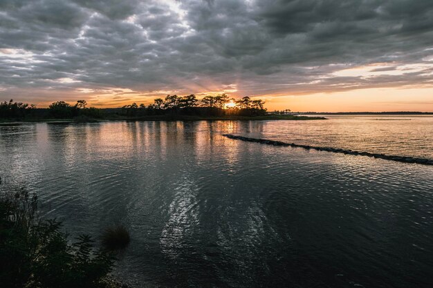 Foto schöner blick auf das meer gegen den himmel beim sonnenuntergang