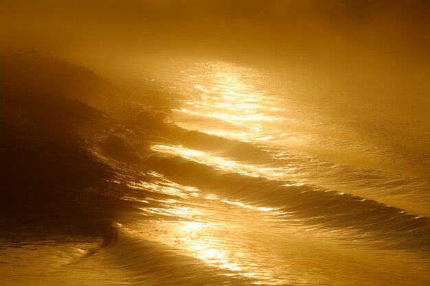 Foto schöner blick auf das meer gegen den himmel beim sonnenuntergang