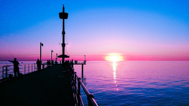 Schöner Blick auf das Meer gegen den Himmel beim Sonnenuntergang