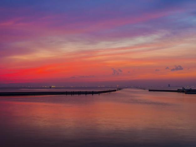 Schöner Blick auf das Meer gegen den Himmel beim Sonnenuntergang