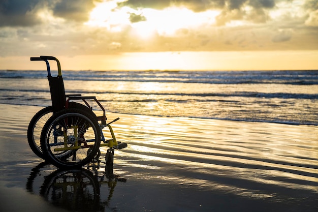 Schöner Blick auf das Meer gegen den Himmel beim Sonnenuntergang