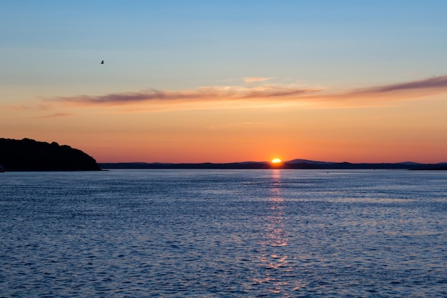 Schöner Blick auf das Meer gegen den Himmel beim Sonnenuntergang