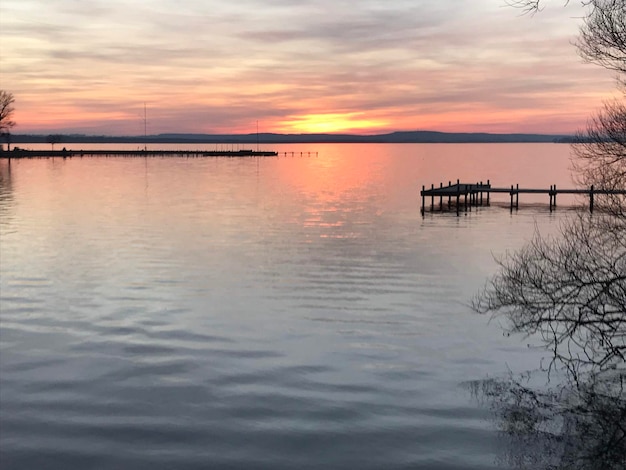 Schöner Blick auf das Meer gegen den Himmel beim Sonnenuntergang