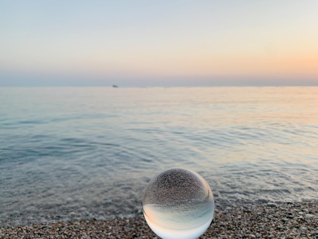 Foto schöner blick auf das meer gegen den himmel beim sonnenuntergang