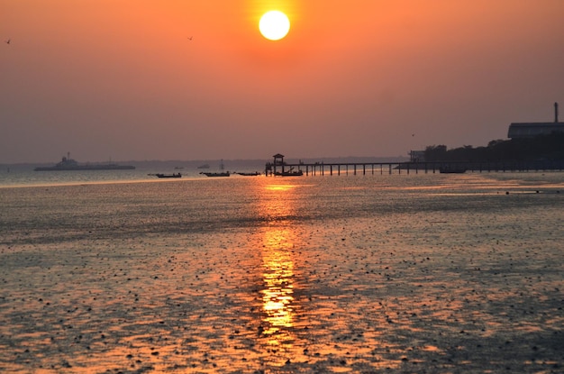 Foto schöner blick auf das meer gegen den himmel beim sonnenuntergang