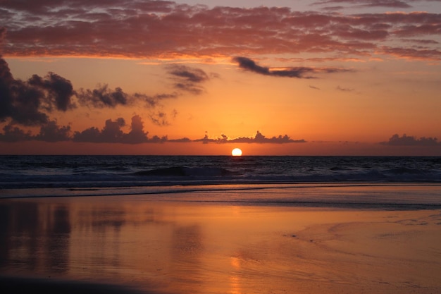 Foto schöner blick auf das meer gegen den himmel beim sonnenuntergang