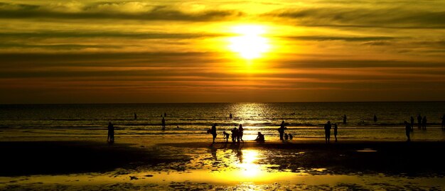 Foto schöner blick auf das meer gegen den himmel beim sonnenuntergang