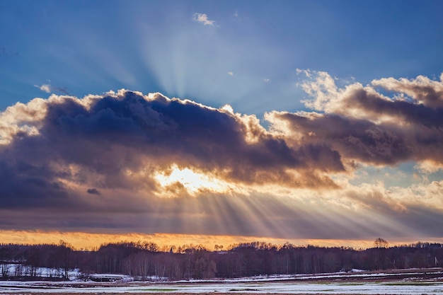 Foto schöner blick auf das meer gegen den himmel beim sonnenuntergang