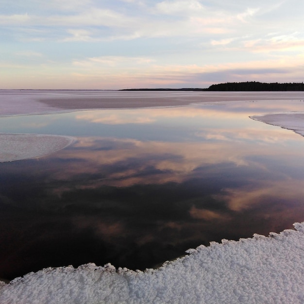 Foto schöner blick auf das meer gegen den himmel im winter