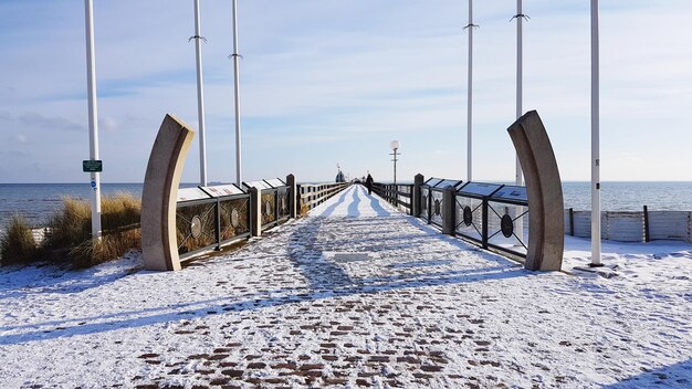 Foto schöner blick auf das meer gegen den himmel im winter