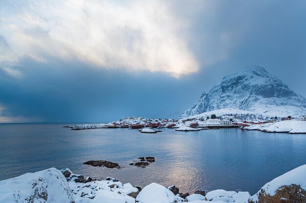 Schöner Blick auf das Meer gegen den Himmel im Winter